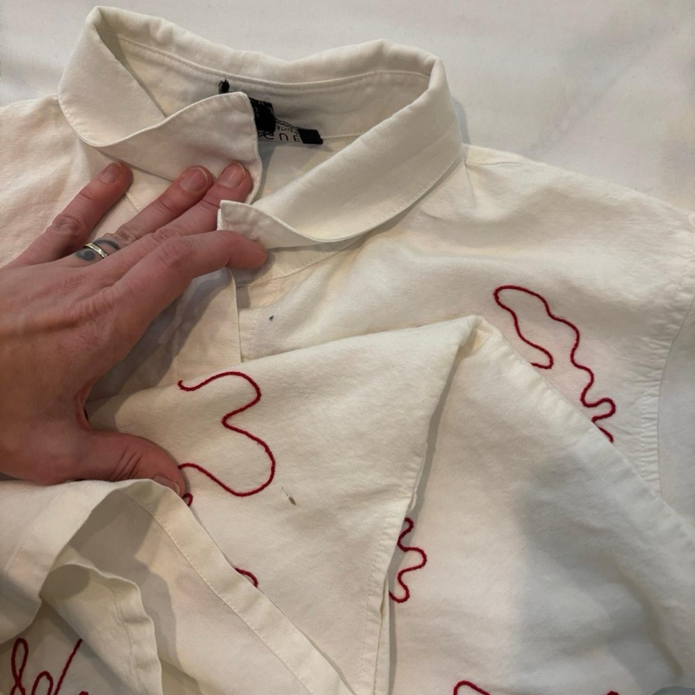 White‎ Button Down Blouse with Red Abstract Floral Embroidery Vintage 90s/Y2K - Picture 7 of 8